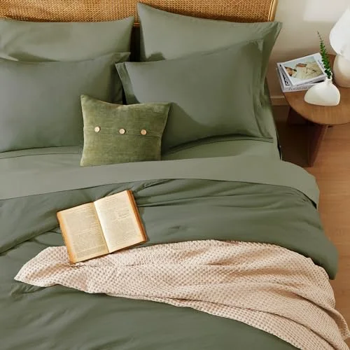 Comforter + Throw Bundles in Green, Queen, detail view