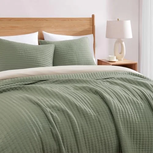 Lightweight Quilt Set in Basil Green, King, detail view