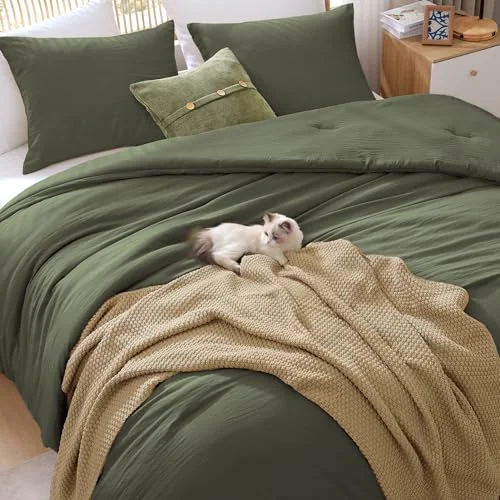 Comforter + Throw Bundles in Olive Green, Dusty Pink, Queen, detail view