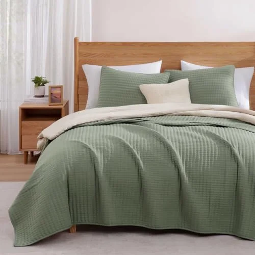 Lightweight Quilt Set in Basil Green