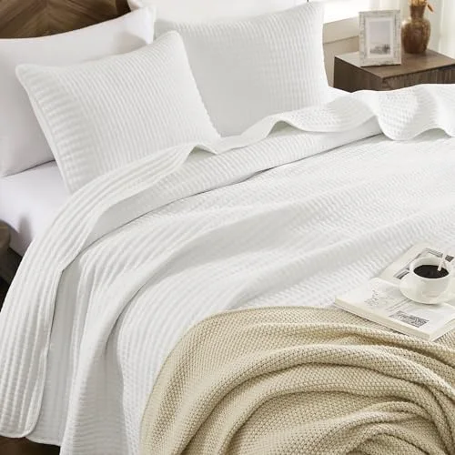 Lightweight Quilt Set in Arctic White, Queen, detail view