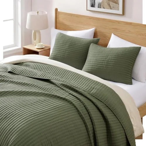 Lightweight Quilt Set in Olive Green, King, detail view