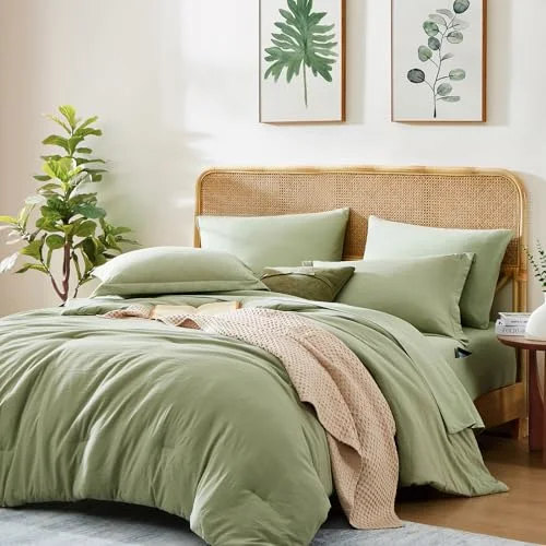 Comforter + Throw Bundles in Green, Queen, detail view