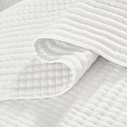 Lightweight Quilt Set in Arctic White, King, detail view