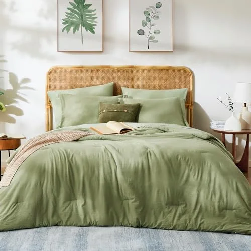 Comforter + Throw Bundles in Green, Queen, detail view