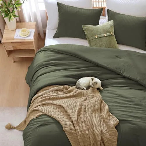 Comforter + Throw Bundles in Olive Green, Dusty Pink, Queen, detail view