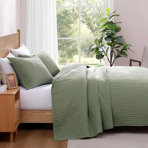 Lightweight Quilt Set in Basil Green, King, detail view