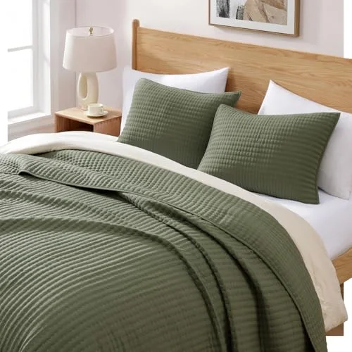 Lightweight Quilt Set in Olive Green, California/Oversized King, detail view