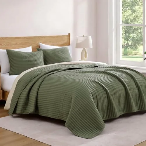 Lightweight Quilt Set in Olive Green, King, detail view