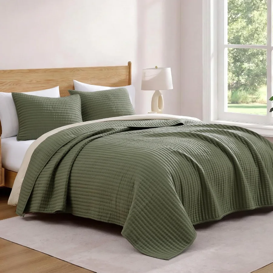 Lightweight Quilt Set in Olive Green, Twin, detail view