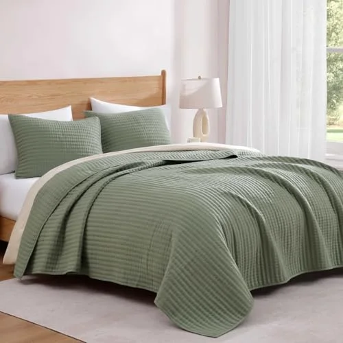 Lightweight Quilt Set in Basil Green, King, detail view