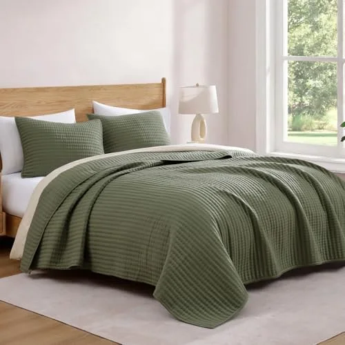 Lightweight Quilt Set in Olive Green, California/Oversized King, detail view