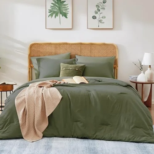 Comforter + Throw Bundles in Green, Queen, detail view